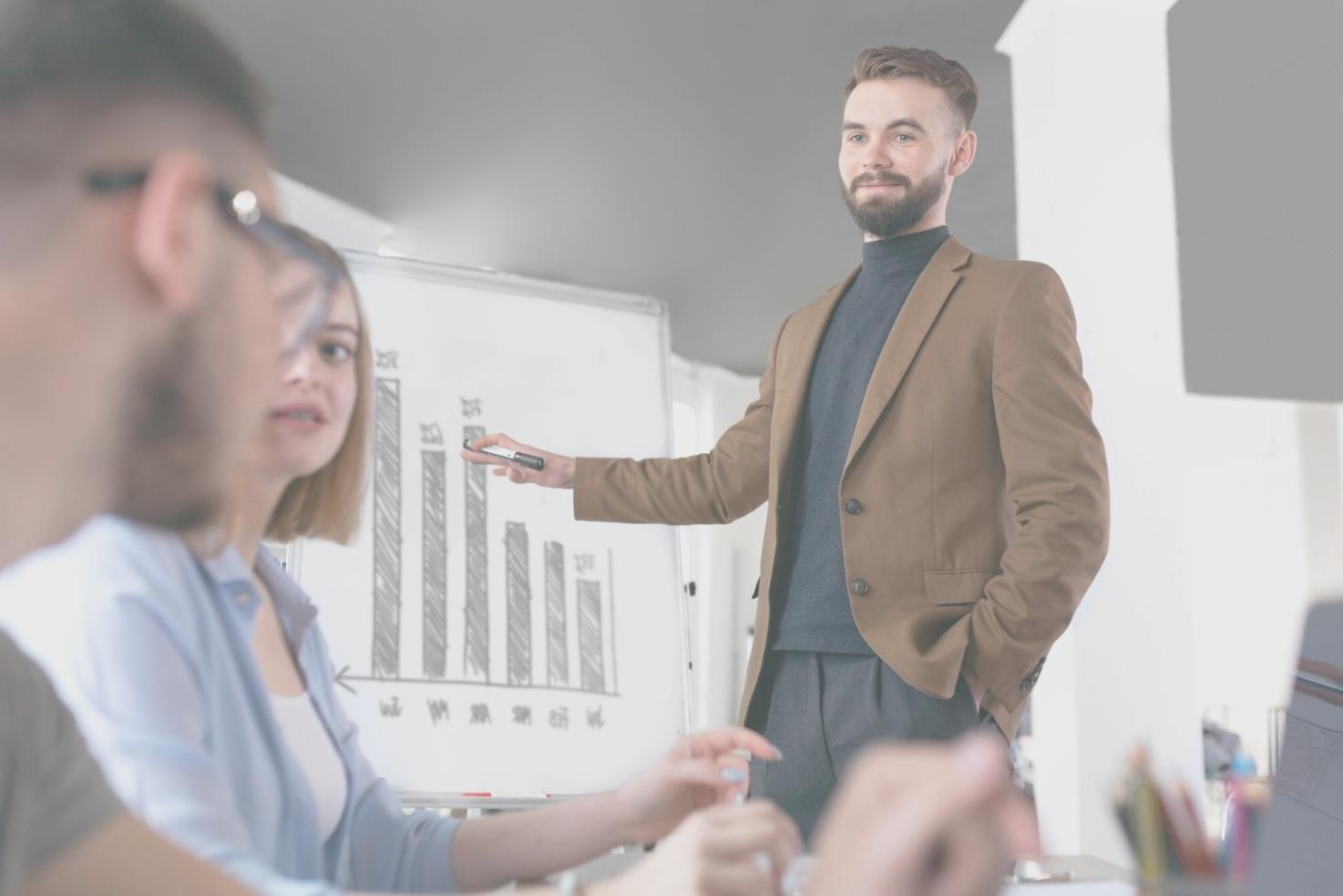 Profesional analizando datos financieros en una oficina moderna